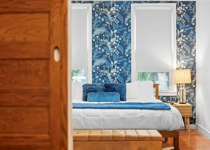 Apartment King Bed Near Butler St *