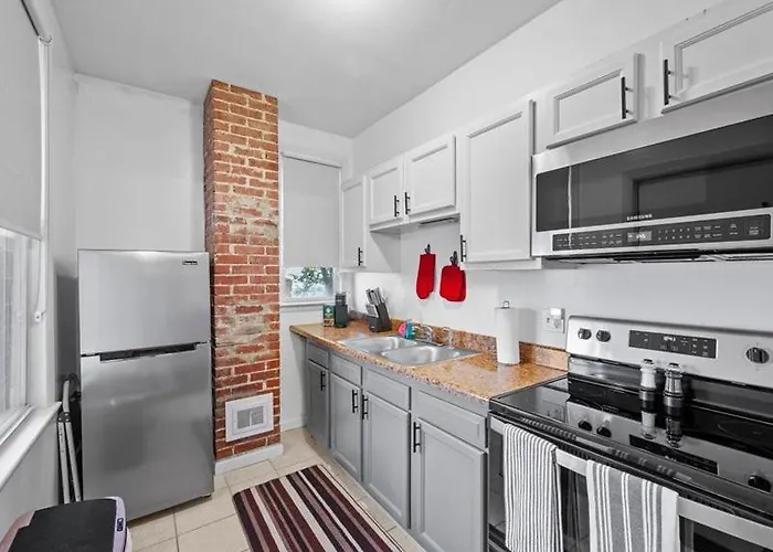 Apartment King Bed Near Butler St Pittsburgh