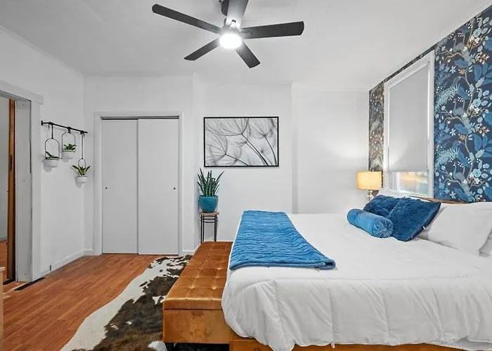 Apartment King Bed Near Butler St
