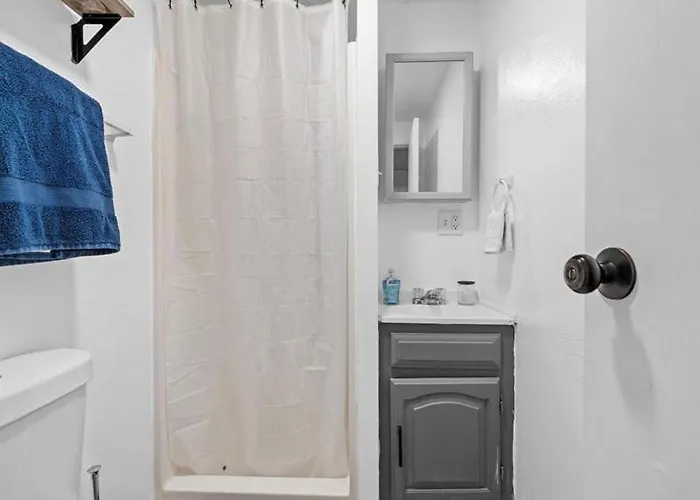 Apartment King Bed Near Butler St *