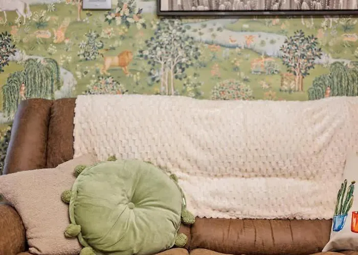Apartment King Bed Near Butler St *