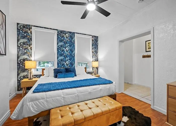 King Bed Near Butler St Apartment Pittsburgh