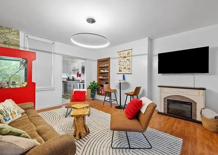 Apartment King Bed Near Butler St